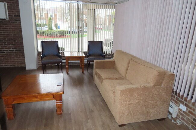 Building Photo - 2325 N Neva Ave