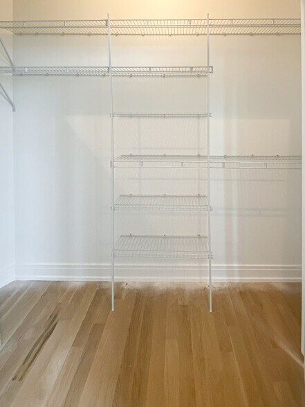 Building Photo - 1058 W Cornelia Ave