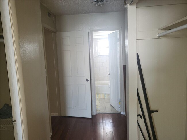 Building Photo - 1075 NE Miami Gardens Dr