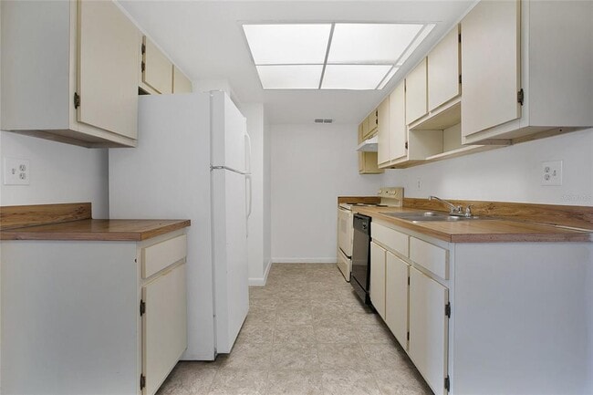 Building Photo - 5223 Vineland Rd