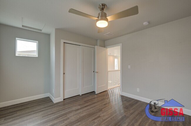 Building Photo - Beautiful, modern townhouse with primary b...