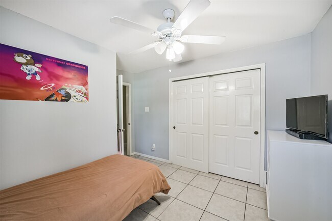 Building Photo - 15519 Montesa Dr