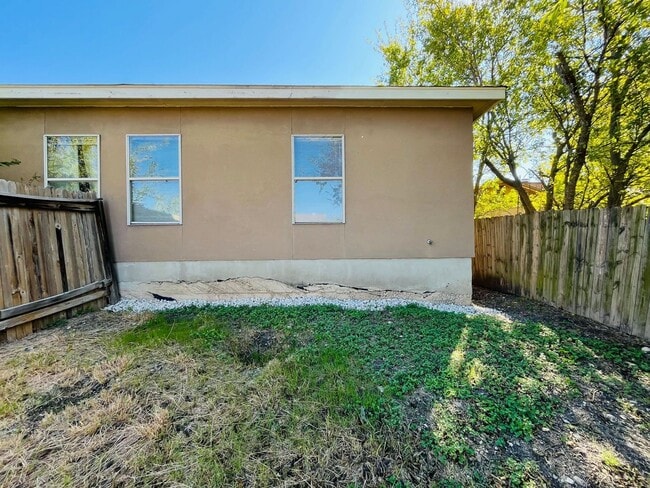 Building Photo - Charming Duplex for Rent: Your Ideal Home Awaits!