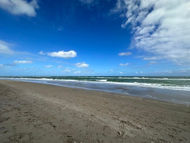 Building Photo - 1985 S Ocean Dr