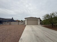 Building Photo - 3 Bedroom 2 Bathroom Home