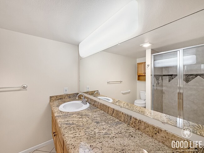 Building Photo - Peaceful and Spacious 3B/3BA condo with La...