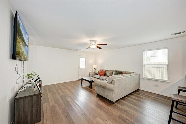 Building Photo - 132 Maywood Ln