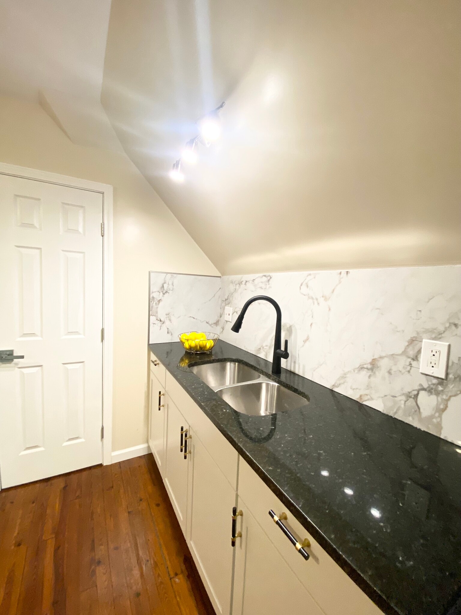 Building Photo - 1372 Neil Ave