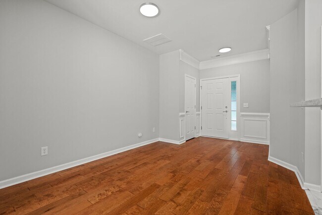 Building Photo - Fantastic end unit townhome: Available July 10th
