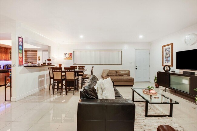 Building Photo - 11930 NE 19th Dr