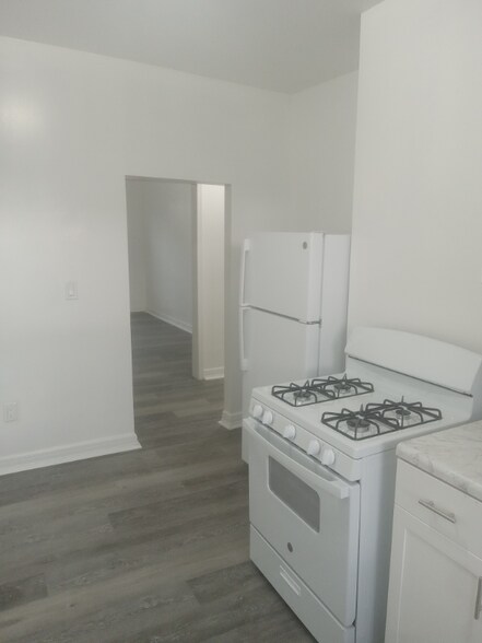Building Photo - 526 S 14th St