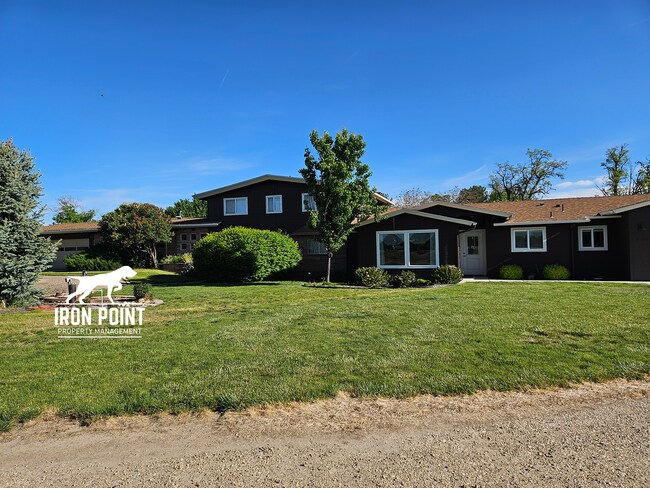 Building Photo - 2bed/1bath w/2 car garage & all appliances included.