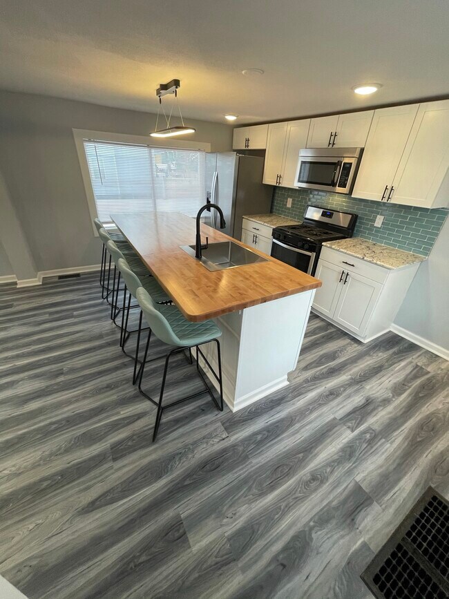 Building Photo - 627 Hawley Ave