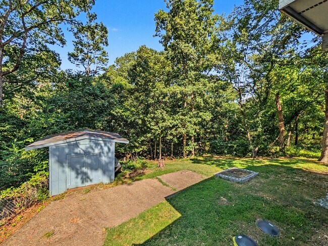 Building Photo - 16 Evesham Ln