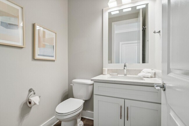 Building Photo - 712 Landing Cir