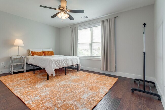 Building Photo - Available Now! 4 Bed, 3.5 Bath, Convenient...