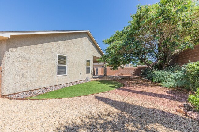 Building Photo - Spacious 4 Bedroom Home