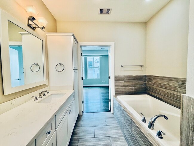 Building Photo - 2632 Bastrop St