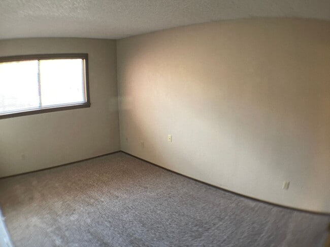 Building Photo - Super End unit Townhouse!!
