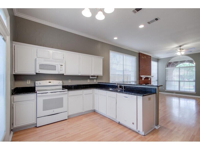 Building Photo - 546 Raintree Cir
