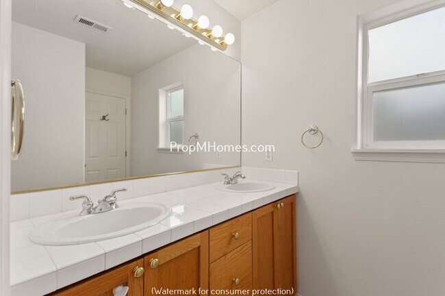 Building Photo - Wonderful Three Bedroom Plus Office In Bea...