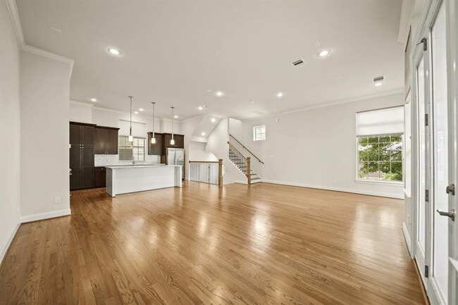 Building Photo - 1034 W 26th St