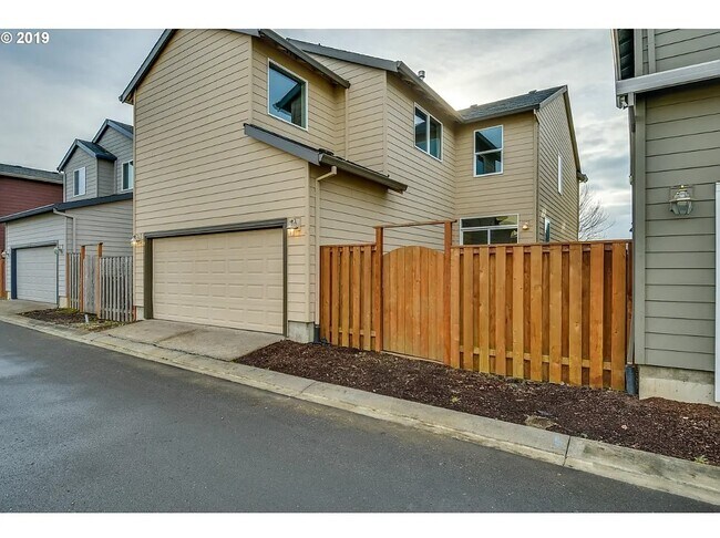 Building Photo - 5113 SE Lone Oak St