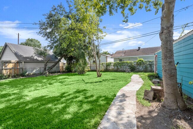 Building Photo - 6438 Pinehurst Dr