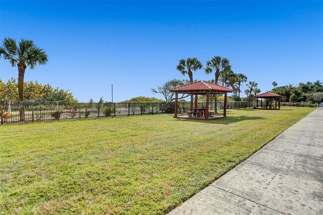 Building Photo - 2555 Collins Ave