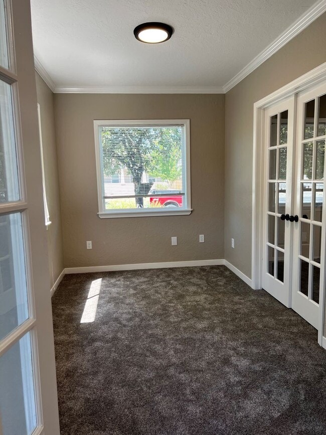 Building Photo - Move in special! Charming, updated home in...