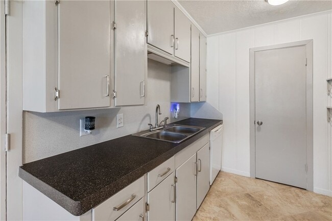 Building Photo - 209 Helena St