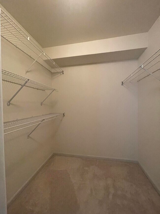 Building Photo - 2460 Fountain Pl