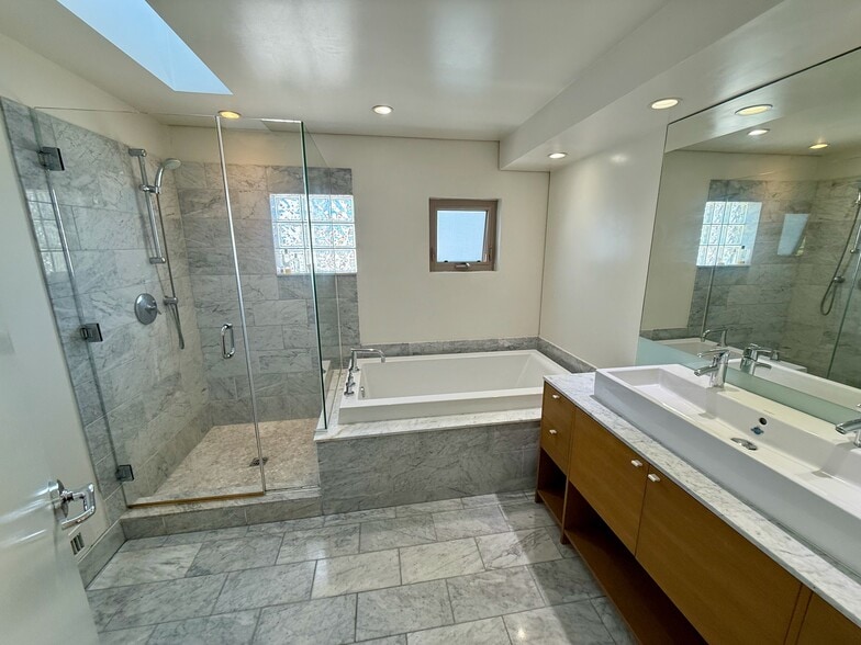 Bathroom #2 - 530 N Larchmont Blvd