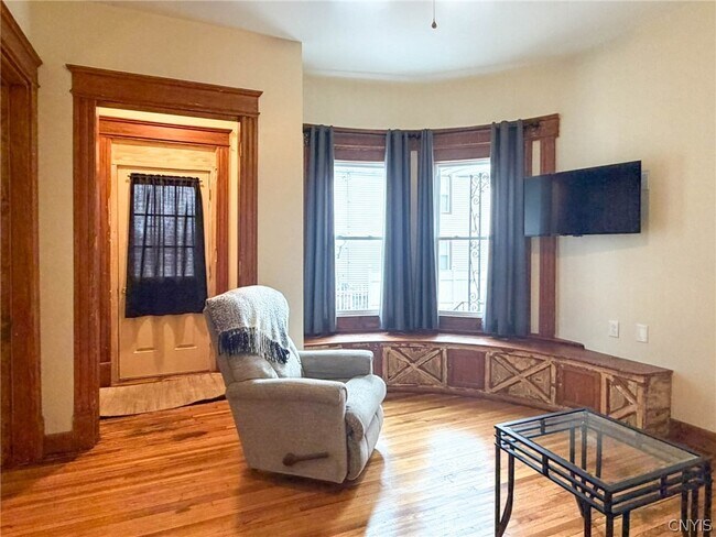 Building Photo - 1015 White Pl