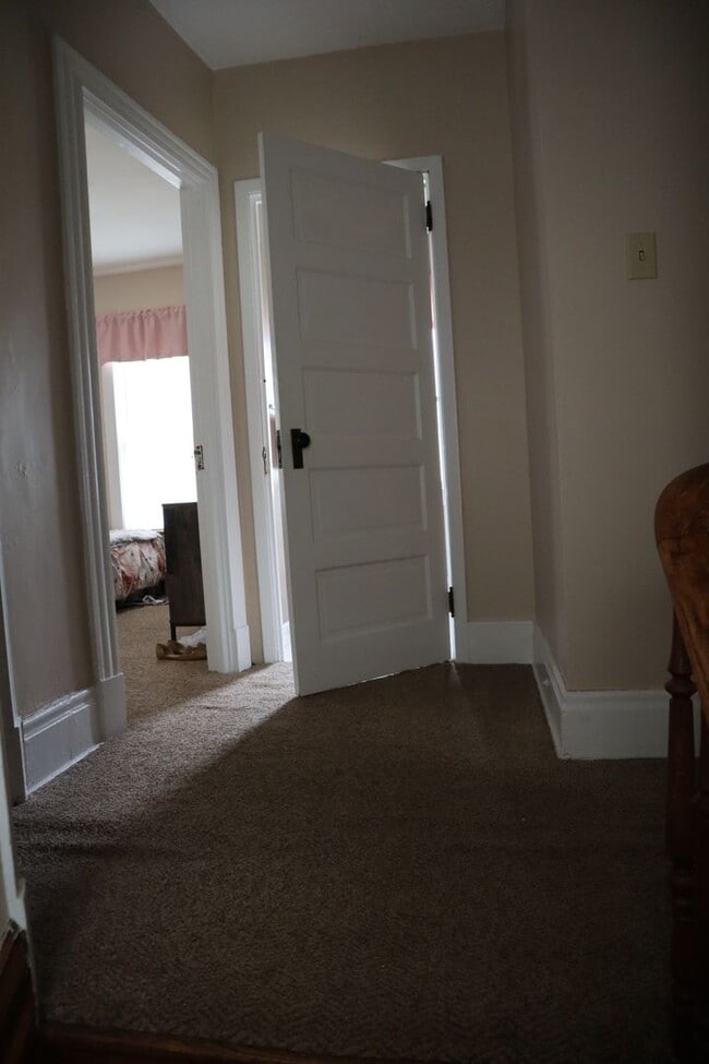 Building Photo - 2-3 bedroom house with 1 car garage in Ind...