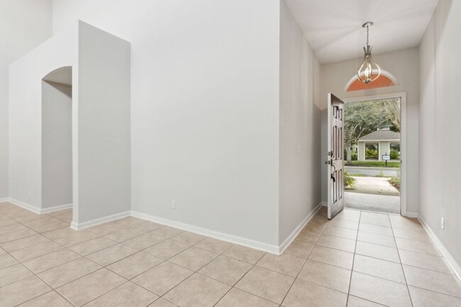 Building Photo - 2 BEDROOM VICTORIA PARK TOWNHOUSE AVAILABL...