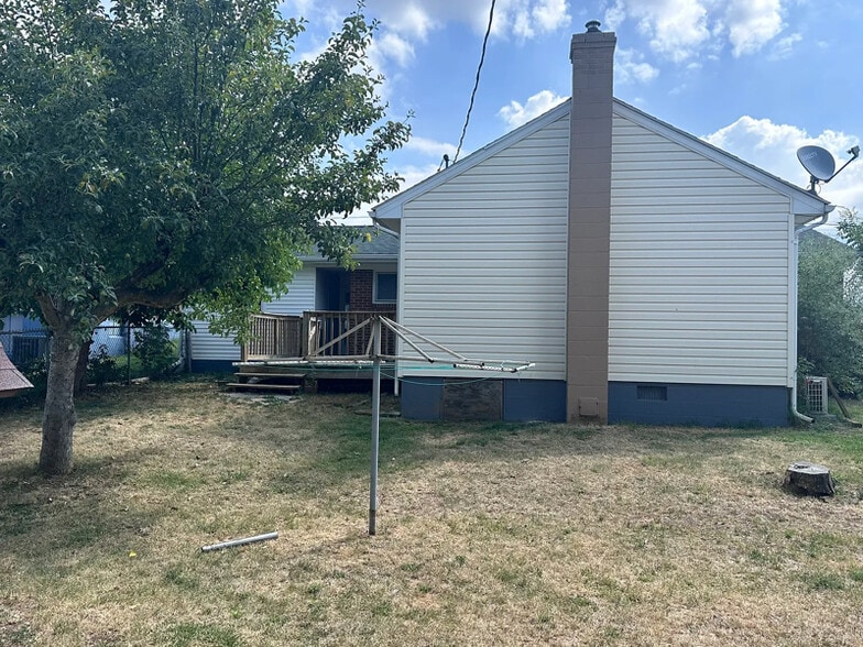 Building Photo - 909 Country Club Rd