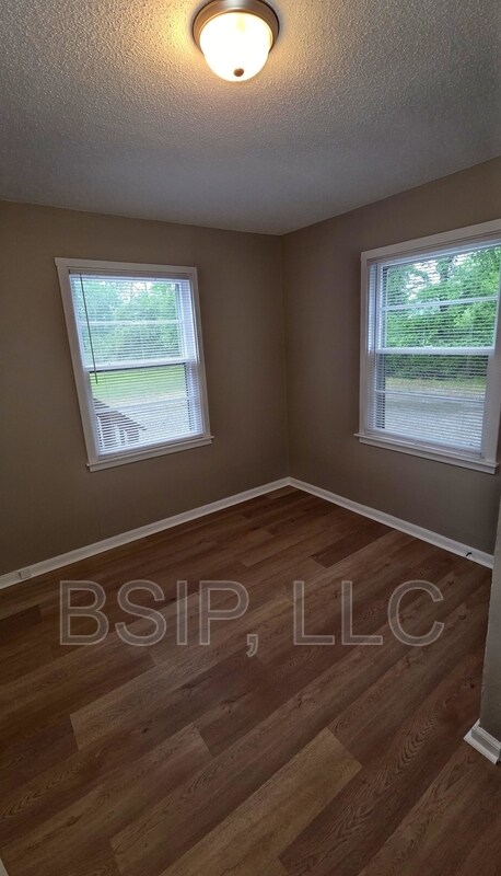 Building Photo - 1141 NE Chester Ave