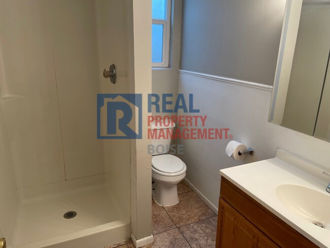 Building Photo - Spacious Basement Apartment in Downtown Caldwell