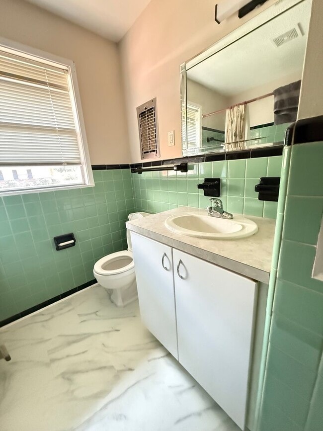 Building Photo - 1821 Grove Hill Ln