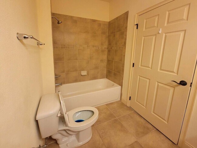 Building Photo - 4/2.5 TOWNHOME VILLA in Waterstone-Davenpo...