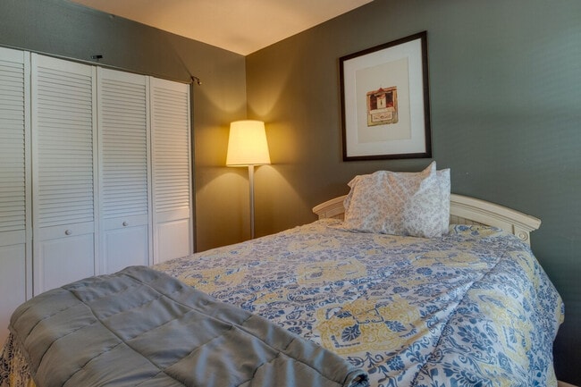 Building Photo - 9305 Pine View Ln