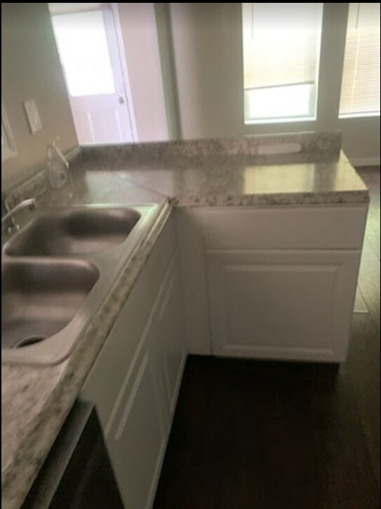 Building Photo - 4404 Ravenwood Dr