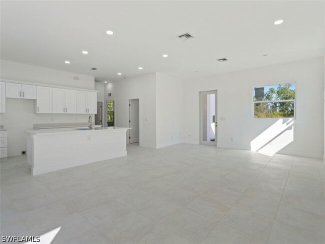 Building Photo - 506 Trinity St E