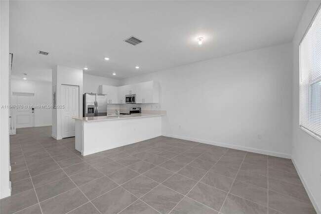 Building Photo - 2858 SE 25th Ave