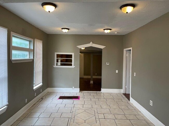 Building Photo - Charming 4 bed two story close to Plaza district!