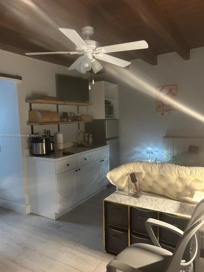 Building Photo - 6431 SW 64th Ct