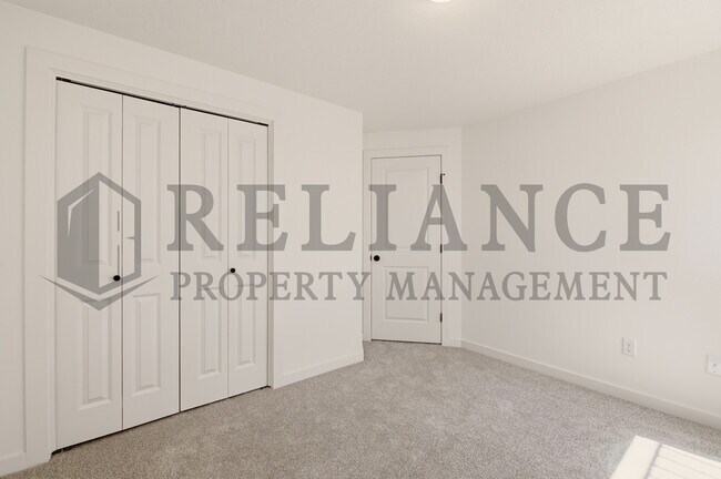 Building Photo - 5259 N Pinecrest Ct