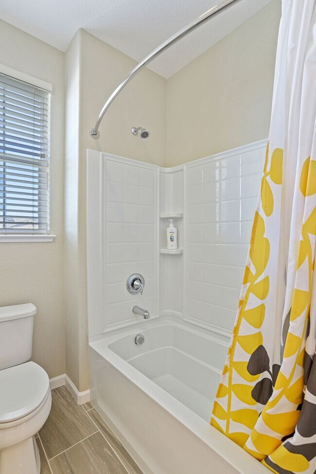 Building Photo - Beautiful home in desirable Spring Lake community Woodland