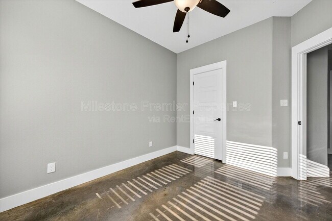 Building Photo - 1501 S 7th Ave